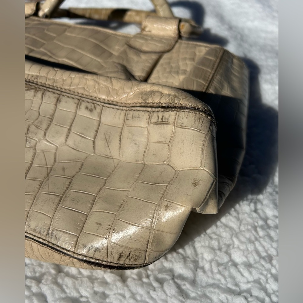 Rehab: Cole Haan Vintage Crocodile Print Bag, Cream w/ Green Inter. - Picture 10 of 10